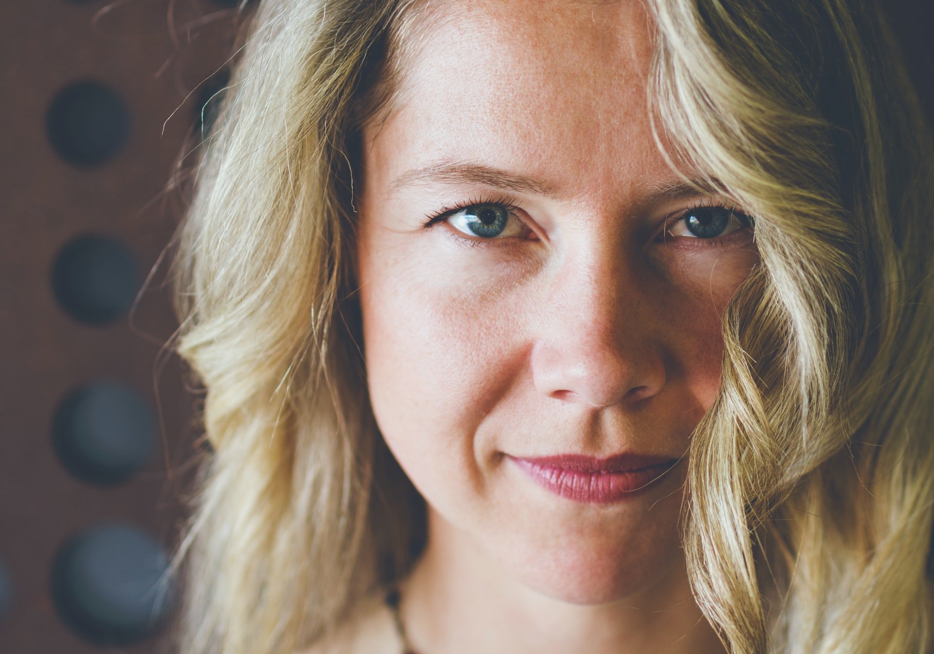 A blonde woman smirking | Source: Unsplash